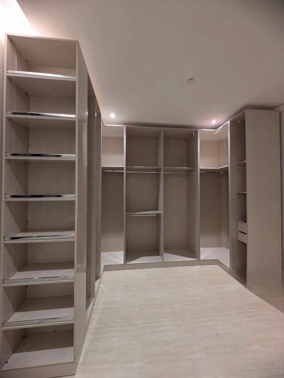 غرفة ملابس (Walk-In Closet) مودرن فاخرة