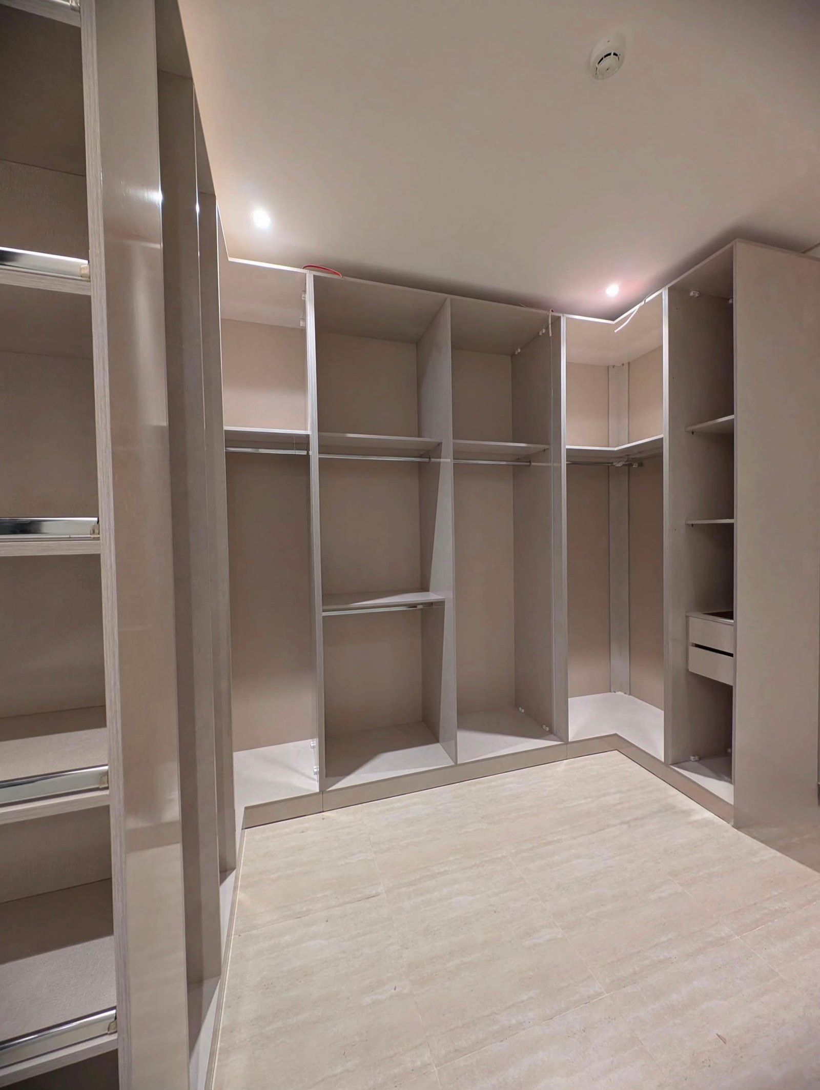 غرفة ملابس (Walk-In Closet) مودرن فاخرة - 1