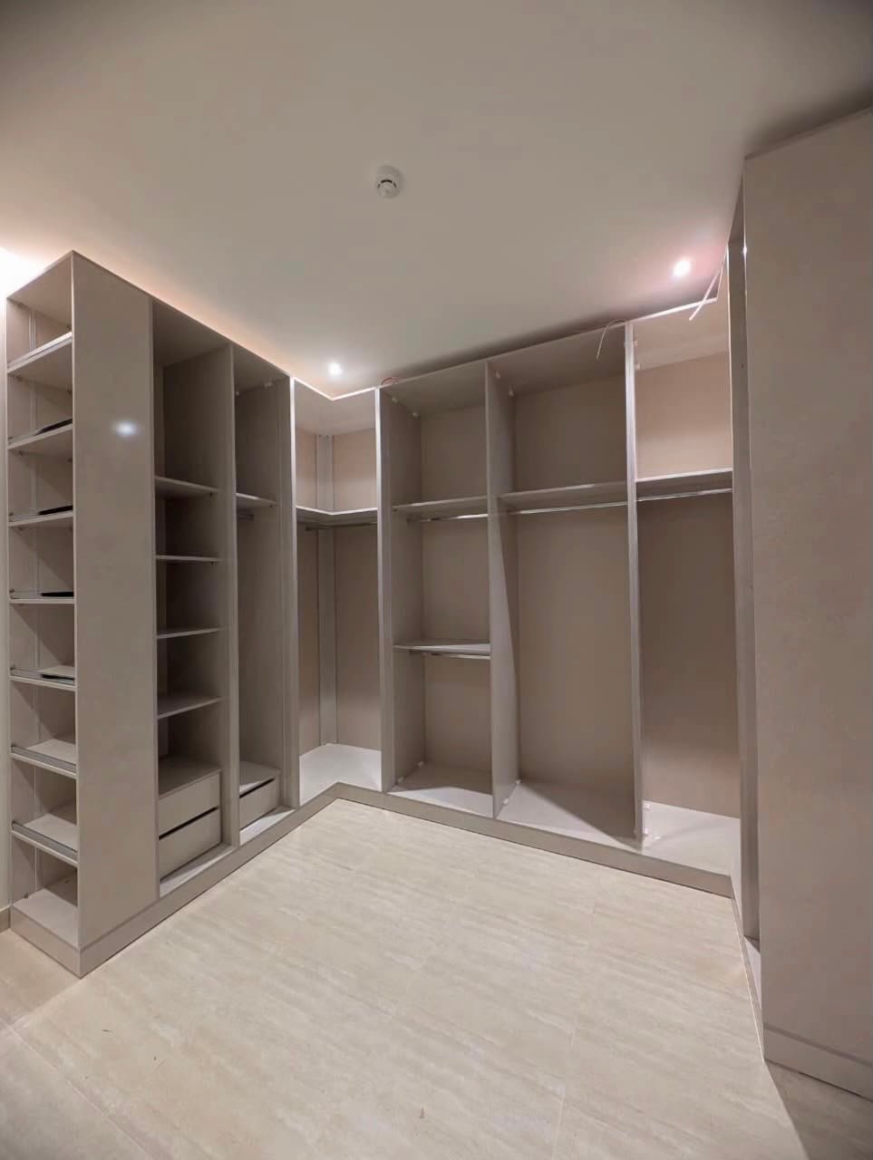 غرفة ملابس (Walk-In Closet) مودرن فاخرة - 2